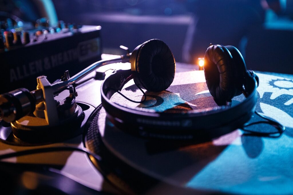 What is a Coffee Rave? How is Coffee Influencing Modern Club Culture? Headphones 6159058 1280 1024x682